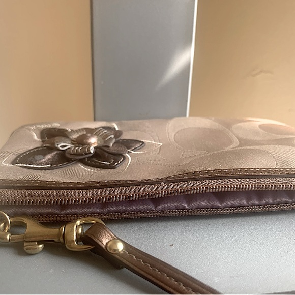 COACH SIGNATURE Flower Wristlet Purse - Picture 4 of 5